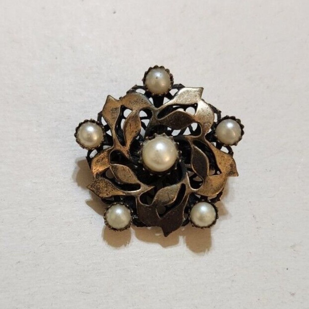 COPY - Vintage Petite Faux Pearl Brass Tone Star Brooch